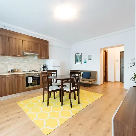 Sunny Muncii Apartment *