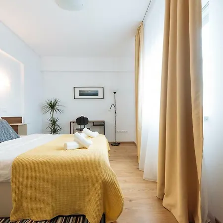 Sunny Muncii Apartment *